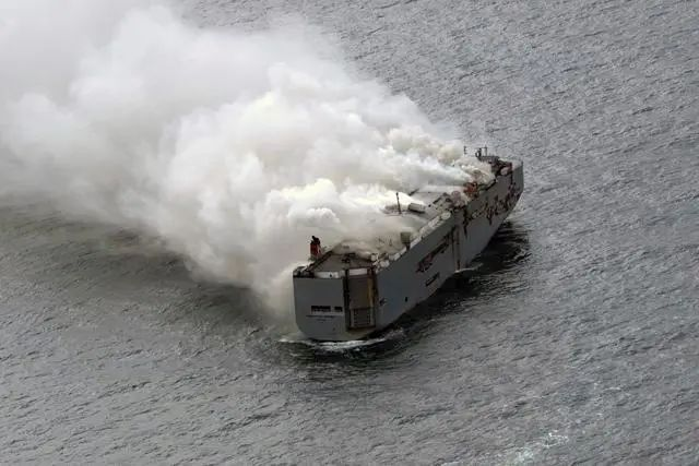 疑由電池引發，日本貨輪載超3000輛汽車